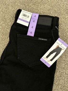 Calvin Klein Jeans Women's High Rise Straight Leg Jeans in Black